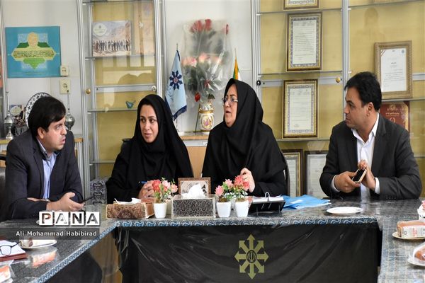 جلسه رابطین پژوهشی دبیرستان‌های استعدادهای درخشان دوره اول و دوم استان یزد با رئیس اداره استعدادهای درخشان