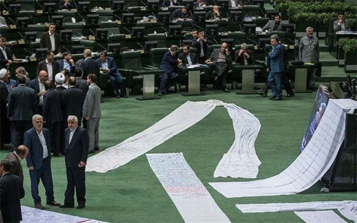 ماجرای پیامک‌های‌عجیبی که برای نمایندگان فرستاده شد +عکس
