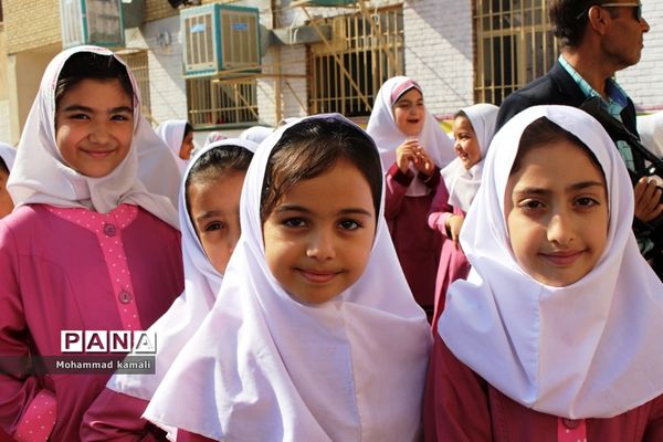 جشن عاطفه‌ها در دبستان حضرت زینب(س) محلات