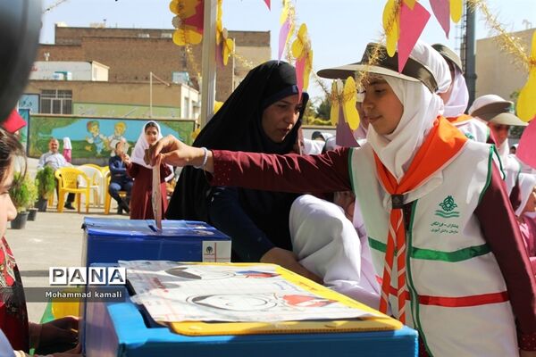 جشن عاطفه‌ها در دبستان حضرت زینب(س) محلات