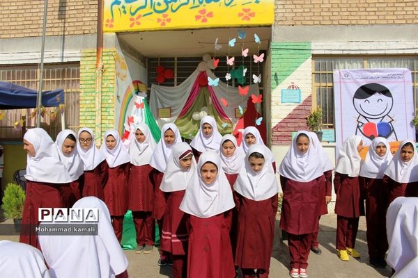 جشن عاطفه‌ها در دبستان حضرت زینب(س) محلات