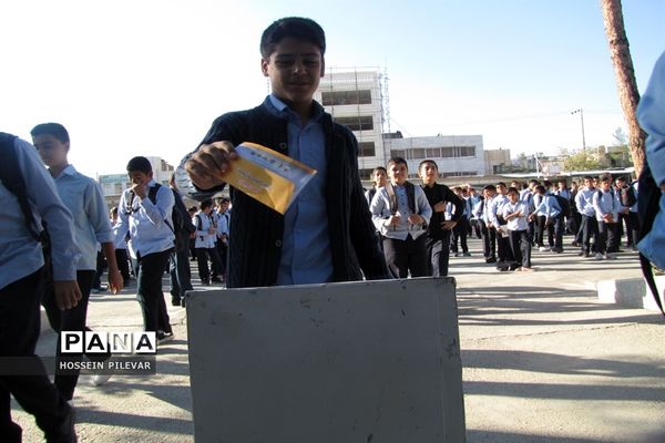 جشن عاطفه‌ها دردبیرستان شهید نواب صفوی شهرستان بیرجند