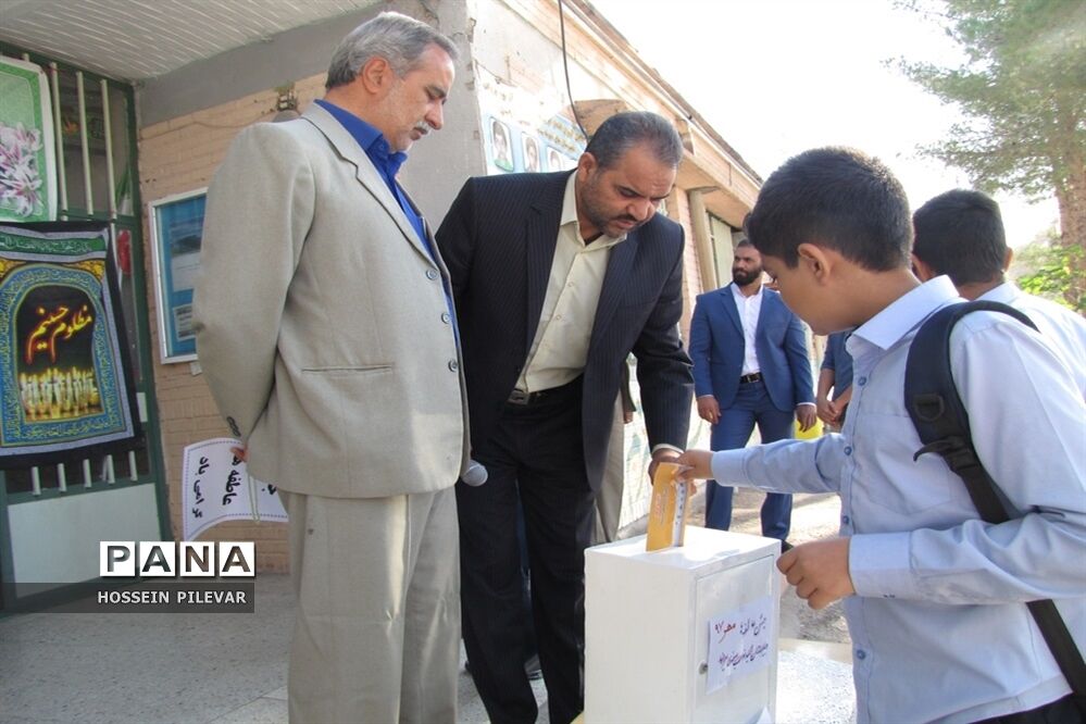 جشن عاطفه‌ها دردبیرستان شهید نواب صفوی شهرستان بیرجند