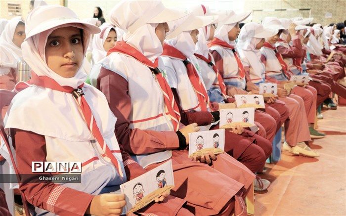 دستان پرمهر دانش آموزان پیشتاز هرمزگانی در جشن عاطفه ها یاری گر نیازمندان شد