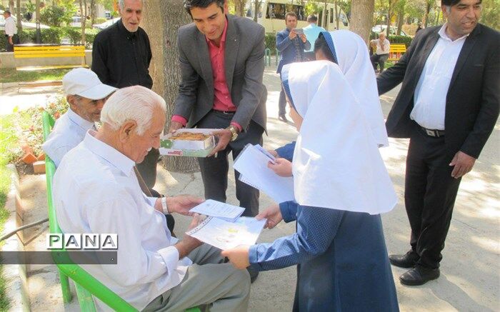تکریم سالمندان توسط دانش آموزان سما شیروان