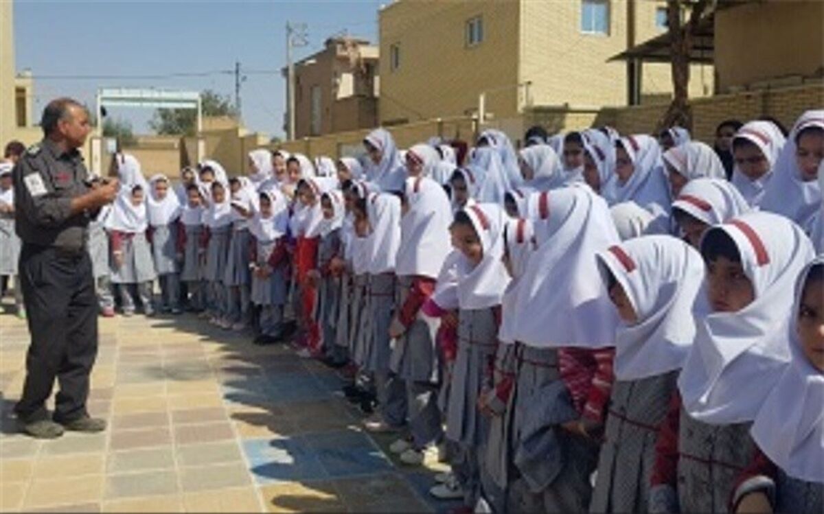 آموزش ایمنی و آتش نشانی به دانش آموزان اردستانی