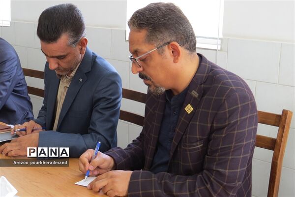نشست مدیران مدارس استعدادهای درخشان استان یزد با رئیس و کارشناسان سمپاد