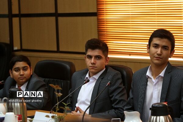 نشست نمایندگان مجلس دانش‌آموزی با مدیر‌کل آموزش و پرورش شهر تهران