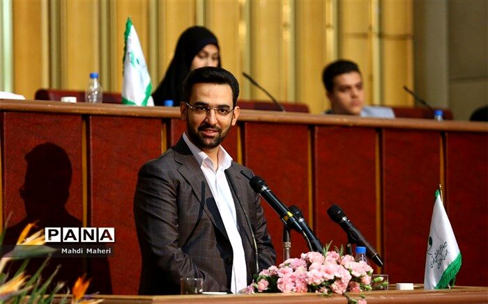 وزیر ارتباطات در مجلس دانش‌آموزی: مطالبه بدون مطالعه مسیر کشور را به جاهای غلط می‌برد
