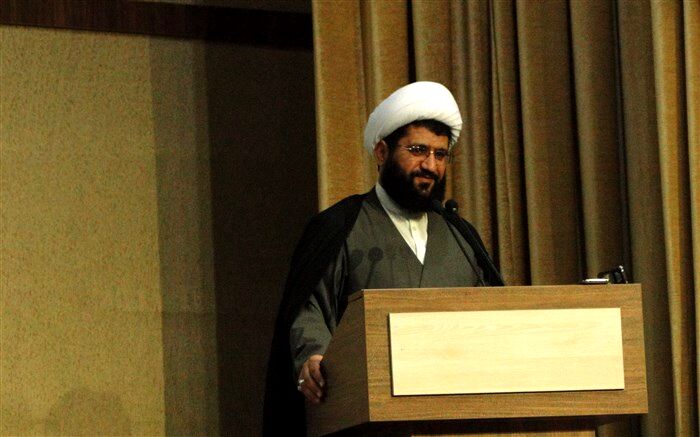 اگر میخواهید گمراه نشوید، از  قرآن و عترت فاصله نگیرید