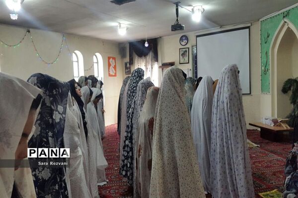 برگزاری نماز جماعت با حضور ائمه جمعه اسلامشهر و احمد آباد مستوفی در واحدهای آموزشی