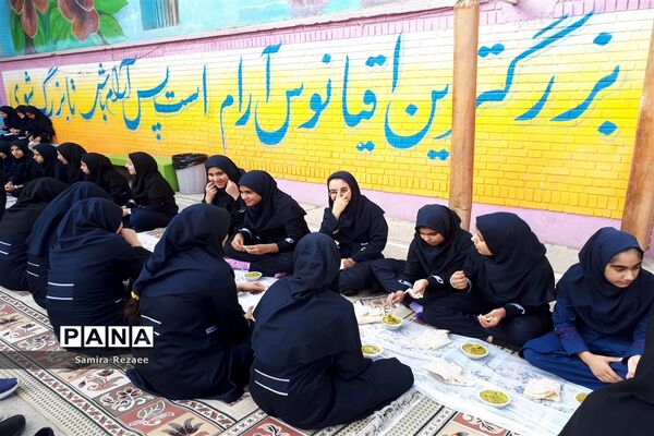 توزیع آش نذری به مناسبت شهادت حضرت رقیه (س)  در مدارس شیراز