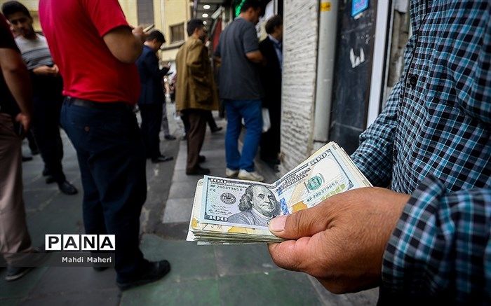 شاکری‌، کارشناس اقتصادی :‌ نرخ دلار باید ۱۸۵۰ تومان باشد