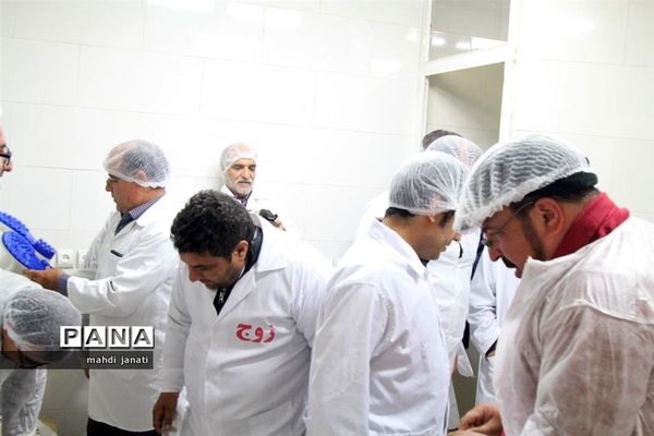 بازدید خبرنگاران از کشتارگاه صنعتی مرغ بهاران