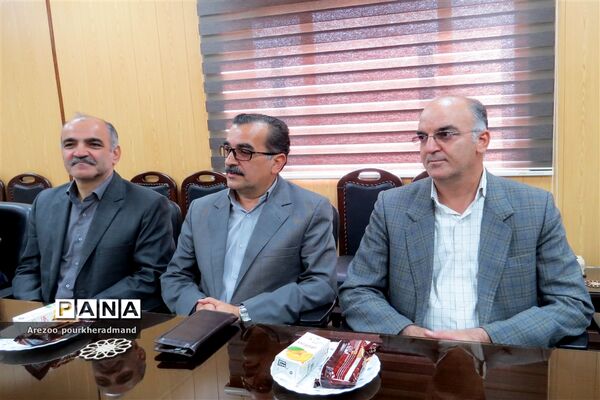 دیدار جمعی از مدال آوران و نخبگان مدارس  پسرانه تیزهوشان یزد با فرمانده نیروی انتظامی استان