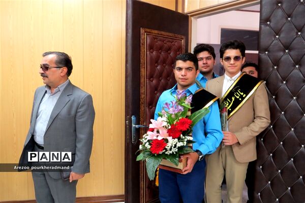 دیدار جمعی از مدال آوران و نخبگان مدارس  پسرانه تیزهوشان یزد با فرمانده نیروی انتظامی استان