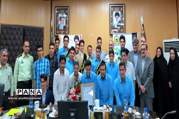 دیدار جمعی از مدال آوران و نخبگان مدارس  پسرانه تیزهوشان یزد با فرمانده نیروی انتظامی استان