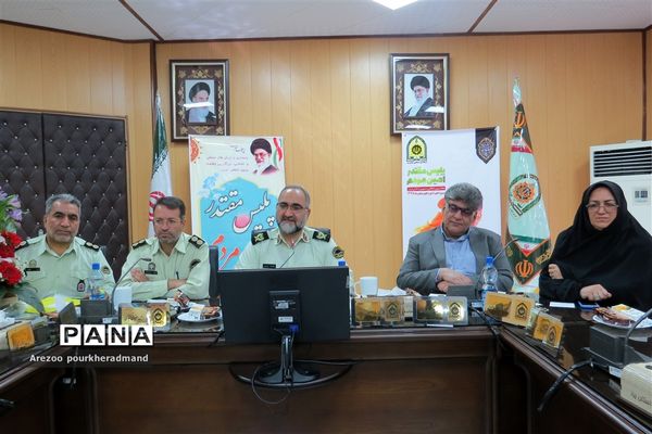 دیدار جمعی از مدال آوران و نخبگان مدارس  پسرانه تیزهوشان یزد با فرمانده نیروی انتظامی استان