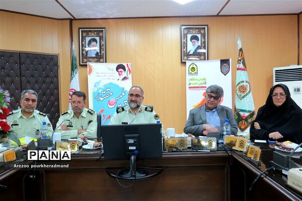 دیدار جمعی از مدال آوران و نخبگان مدارس  پسرانه تیزهوشان یزد با فرمانده نیروی انتظامی استان