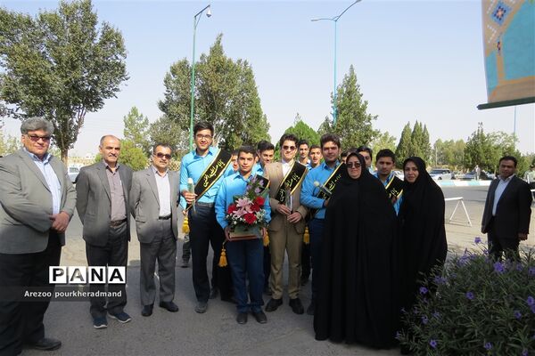 دیدار جمعی از مدال آوران و نخبگان مدارس  پسرانه تیزهوشان یزد با فرمانده نیروی انتظامی استان
