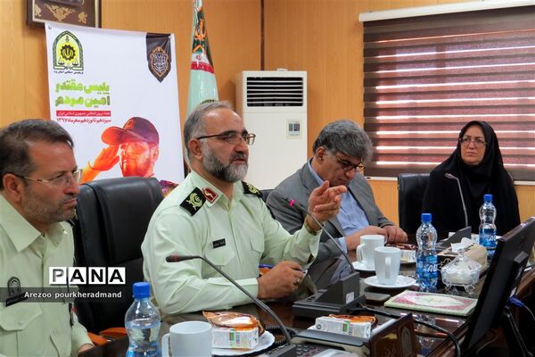 دیدار جمعی از مدال آوران و نخبگان مدارس  پسرانه تیزهوشان یزد با فرمانده نیروی انتظامی استان