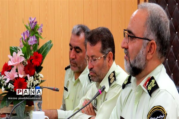 دیدار جمعی از مدال آوران و نخبگان مدارس  پسرانه تیزهوشان یزد با فرمانده نیروی انتظامی استان