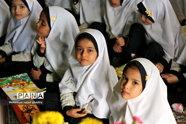 مراسم آغازین آموزش رسمی قرآن به دانش‌آموزان ابتدایی