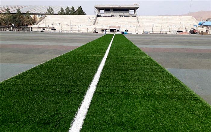 نصب چمن مصنوعی ورزشگاه آزادی مهاباد آغاز شد