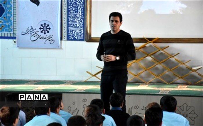 گرامیداشت هفته جهانی فضا در دبیرستان شهید صدوقی دوره اول