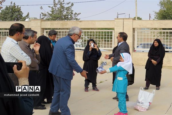 اجرای پیاده‌روی از «خانه تا مدرسه» به مناسبت هفته تربیت بدنی در نی ریز