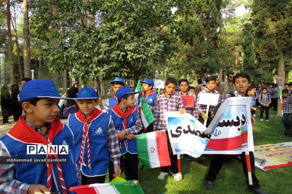 اجرای پیاده‌روی از «خانه تا مدرسه» به مناسبت هفته تربیت بدنی در نی ریز