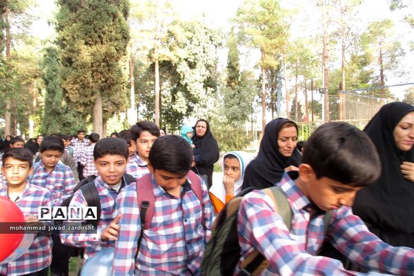 اجرای پیاده‌روی از «خانه تا مدرسه» به مناسبت هفته تربیت بدنی در نی ریز