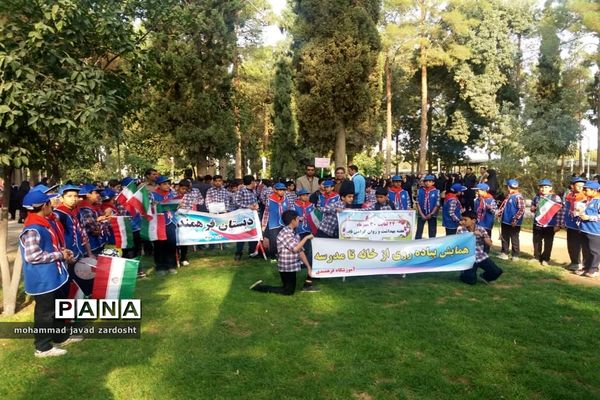 اجرای پیاده‌روی از «خانه تا مدرسه» به مناسبت هفته تربیت بدنی در نی ریز