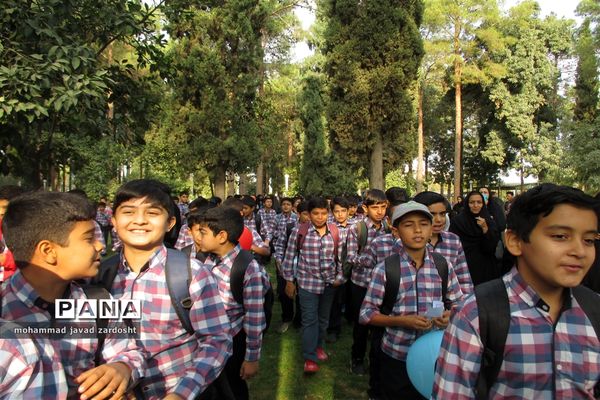 اجرای پیاده‌روی از «خانه تا مدرسه» به مناسبت هفته تربیت بدنی در نی ریز