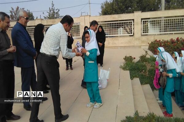 اجرای پیاده‌روی از «خانه تا مدرسه» به مناسبت هفته تربیت بدنی در نی ریز