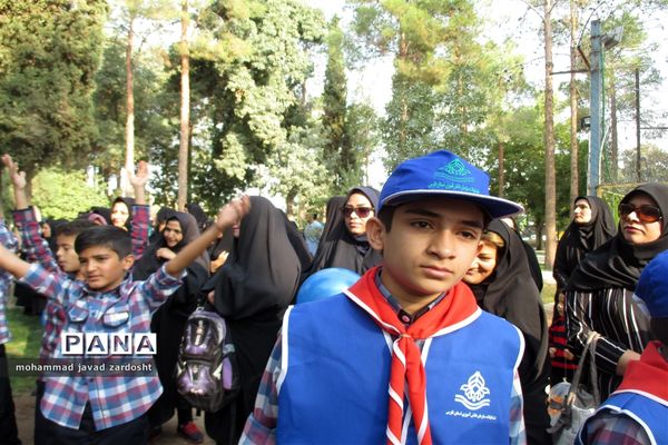 اجرای پیاده‌روی از «خانه تا مدرسه» به مناسبت هفته تربیت بدنی در نی ریز