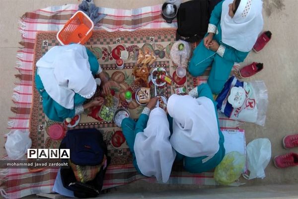 اجرای پیاده‌روی از «خانه تا مدرسه» به مناسبت هفته تربیت بدنی در نی ریز