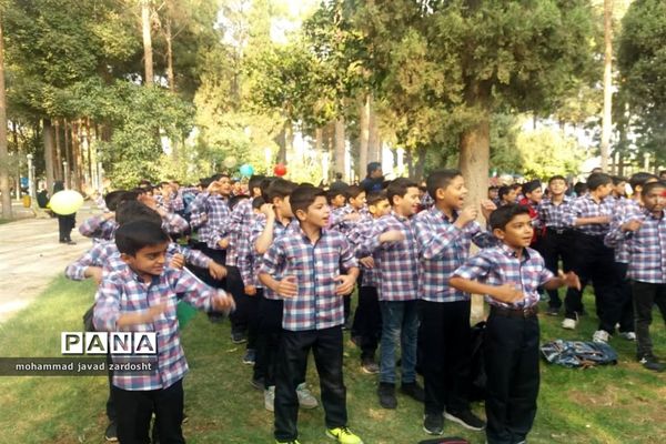 اجرای پیاده‌روی از «خانه تا مدرسه» به مناسبت هفته تربیت بدنی در نی ریز