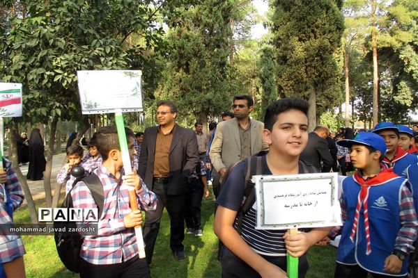 اجرای پیاده‌روی از «خانه تا مدرسه» به مناسبت هفته تربیت بدنی در نی ریز