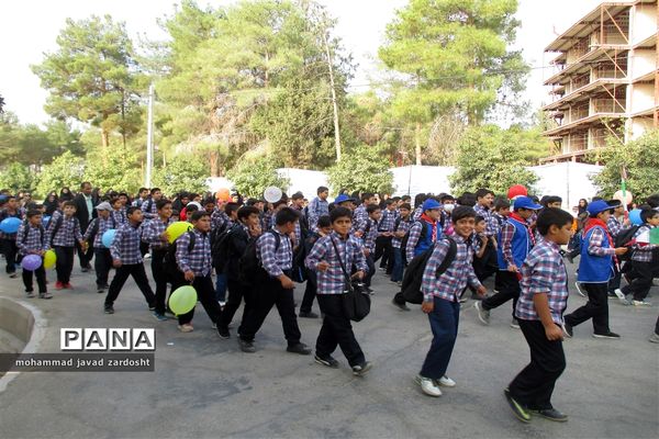 اجرای پیاده‌روی از «خانه تا مدرسه» به مناسبت هفته تربیت بدنی در نی ریز
