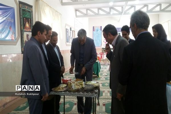 برگزاری جشنواره غذای سالم دردبیرستان فخرالزمان قریب