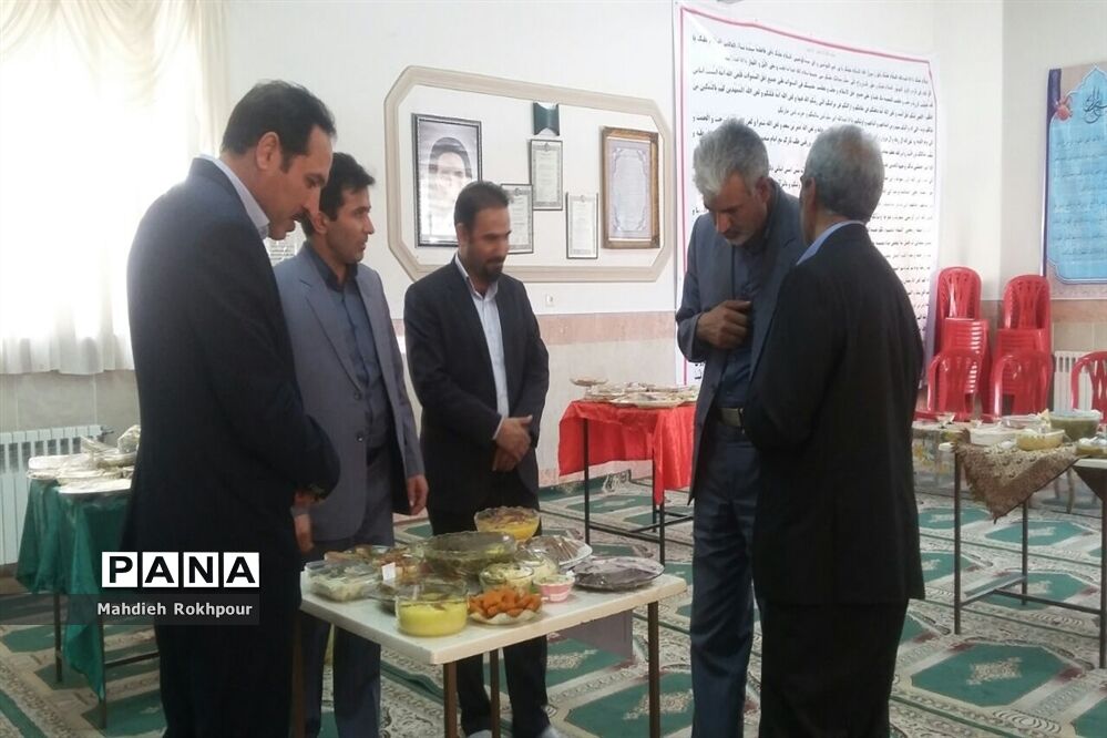برگزاری جشنواره غذای سالم دردبیرستان فخرالزمان قریب