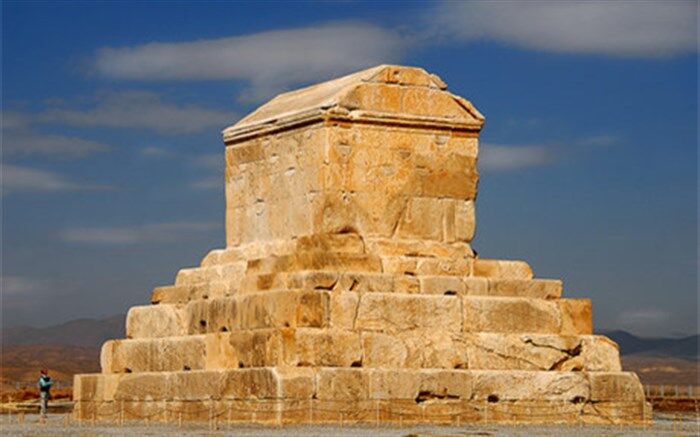 آیا مقبره کوروش در پاسارگاد است؟