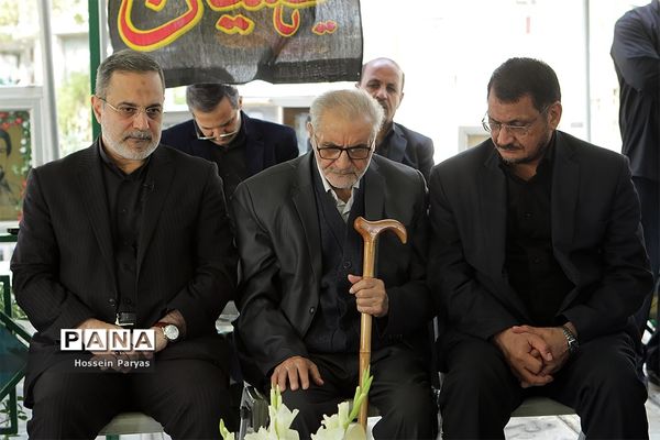 ادای احترام وزیر آموزش و پرورش به مقام شهید محمد حسین فهمیده