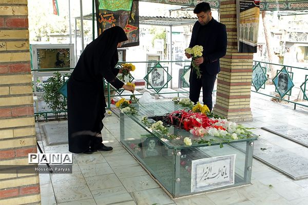 ادای احترام وزیر آموزش و پرورش به مقام شهید محمد حسین فهمیده