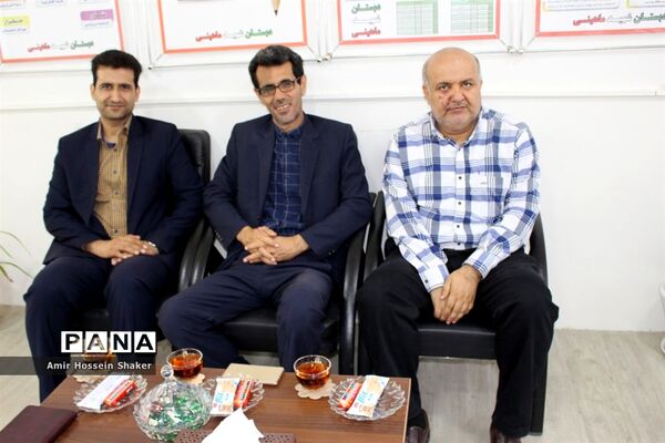 بازدید رئیس اداره شاهد آموزش و پرورش استان بوشهر از نمایشگاه خلاقیت دبستان شهید ماهینی