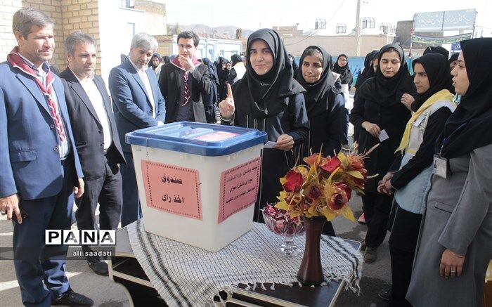 "صداقت"،" درستکاری" و “عدالت "سه عنصر اصلی برای رسیدن به فعل اجتماعی دانش آموزان می باشد