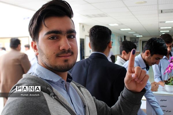 برگزاری انتخابات دانش‌آموزی در هنرستان البرزخراسان جنوبی