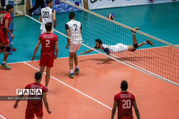 دیدار تیم‌های پیکان و دورتا ارومیه از سری رقابت‌های لیگ برتر والیبال کشور