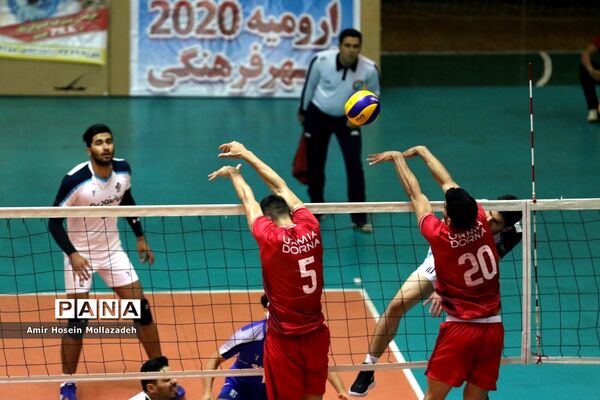 دیدار تیم‌های پیکان و دورتا ارومیه از سری رقابت‌های لیگ برتر والیبال کشور